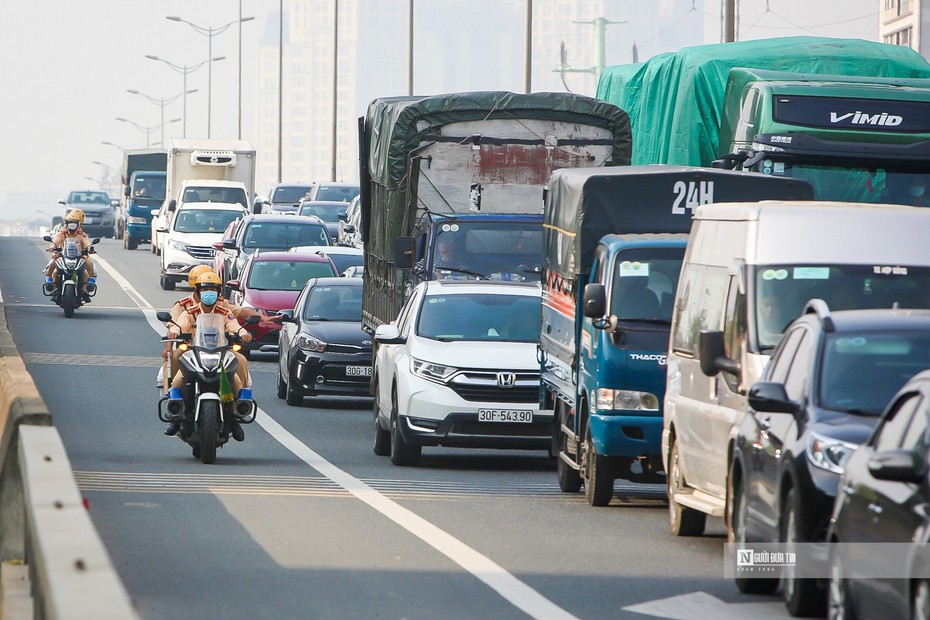 Hà Nội: CSGT dùng xe mô tô đặc chủng "gỡ" ùn tắc Vành đai 3 trên cao