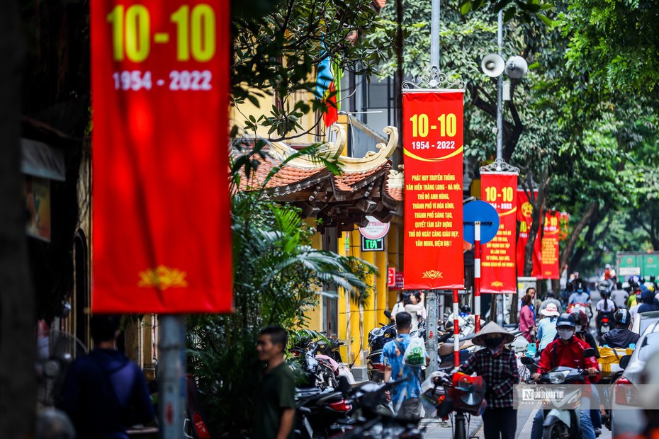 Đường phố trang hoàng cờ hoa chào mừng ngày Giải phóng Thủ đô
