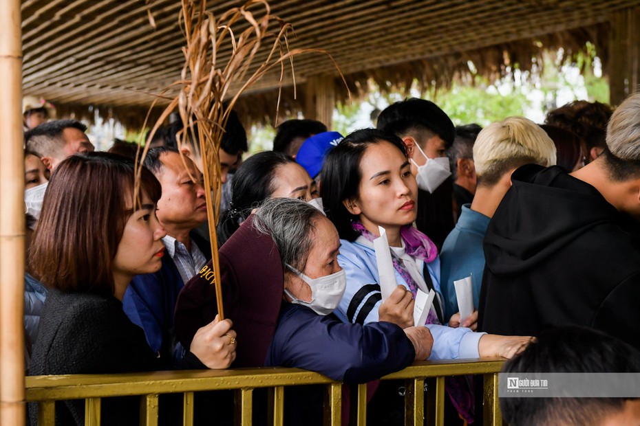 "Biển người" chen lấn đi lễ đầu năm tại chùa Tam Chúc