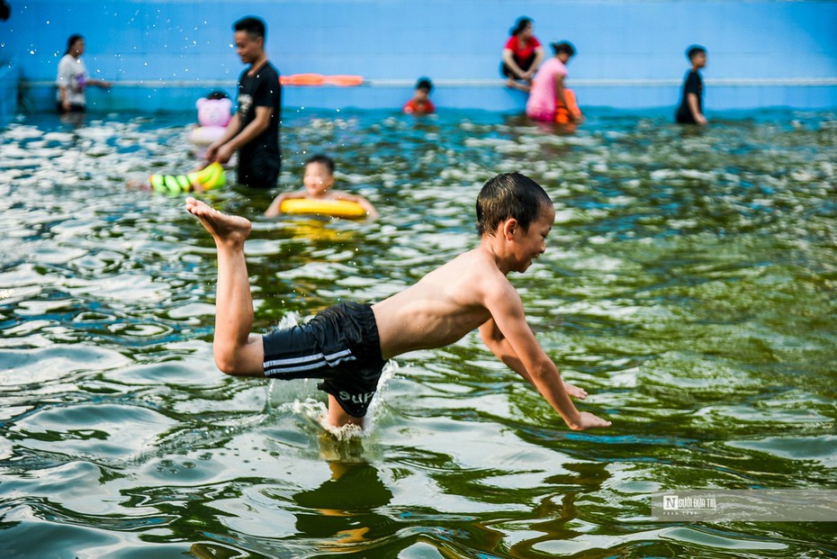 Người dân ngoại thành Thủ đô biến ao nước thành bể bơi tiền tỷ