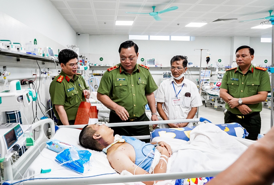 Giám đốc CA Hà Nội thăm hỏi cán bộ bị thương trên đường làm nhiệm vụ