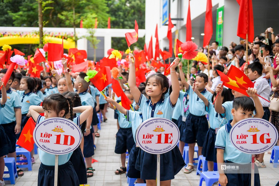 Cô trò rạng rỡ đón khai giảng trong ngôi trường mới