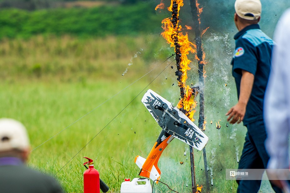 Hàng trăm “chiến đấu cơ” nhào lộn, bay qua vòng lửa