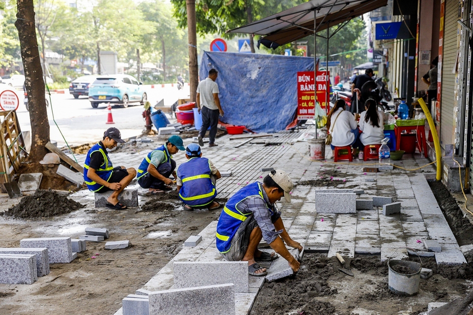 Đến hẹn lại lên, Hà Nội ngổn ngang lát đá vỉa hè dịp cuối năm