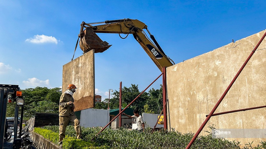 Hà Nội: Dỡ tường rào tông trên đường vành đai 2,5