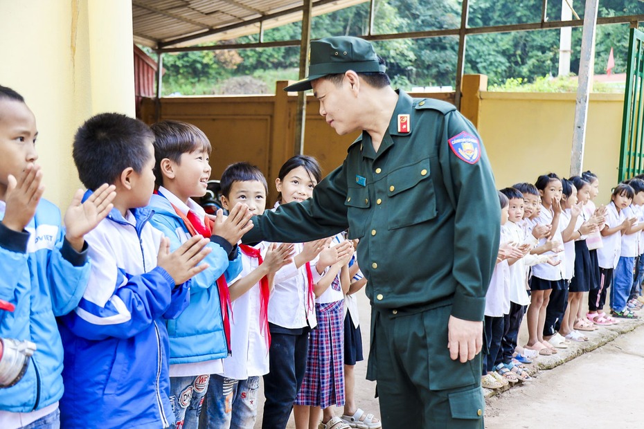 CSCĐ trao hàng nghìn phần quà cho trẻ em Điện Biên