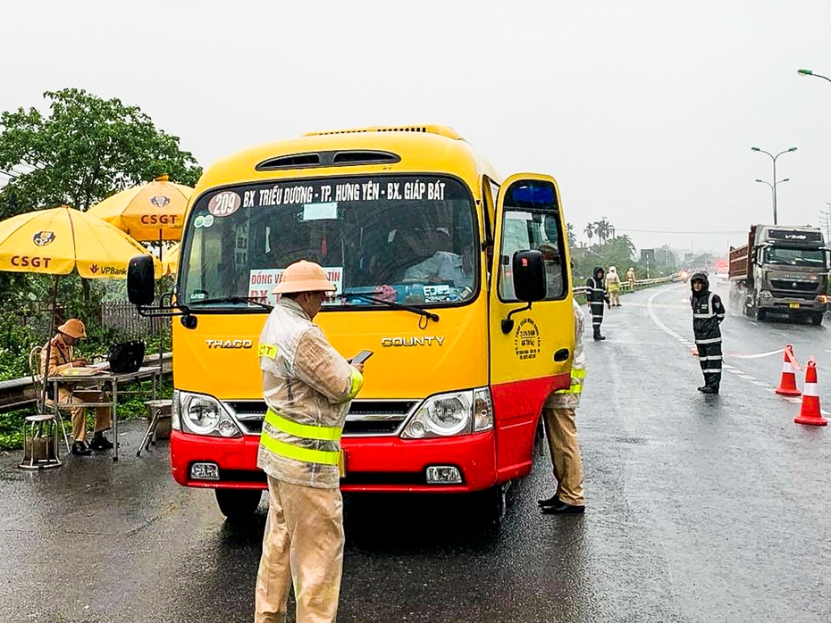 Công an Hà Nội đội mưa triển khai 2 tổ công tác “đặc biệt”