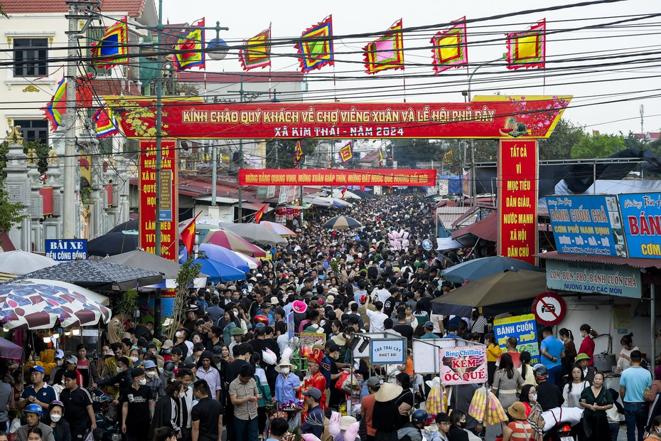 “Biển người” chen chân đi chợ Viềng đầu xuân