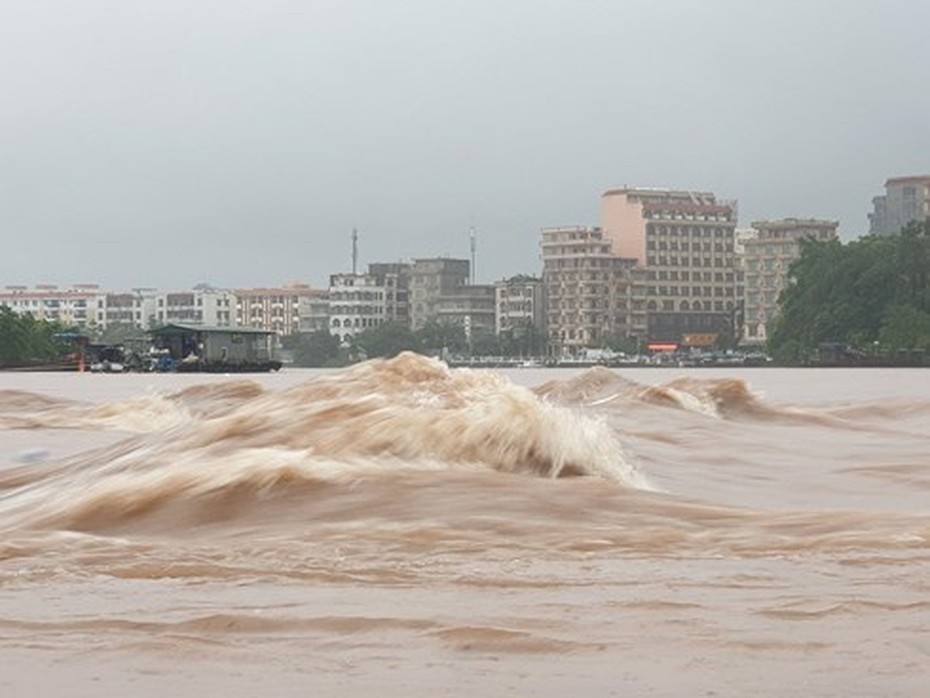 Nước sông Ka Long dâng cao sau bão, đe dọa trung tâm Móng Cái