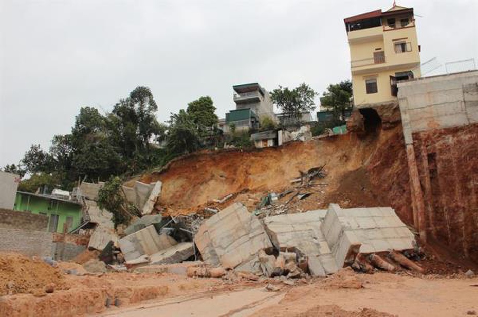 Quảng Ninh: Hàng chục hộ dân sơ tán khẩn cấp do sập bờ kè