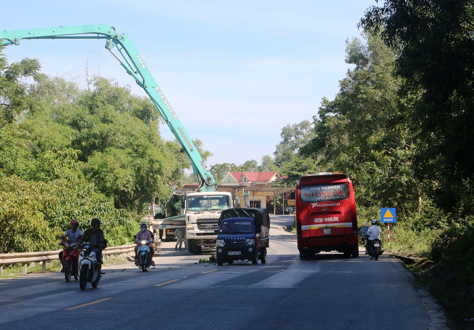 Mang xe trộn bê tông ra “chặn” QL1A, gây mất an toàn giao thông