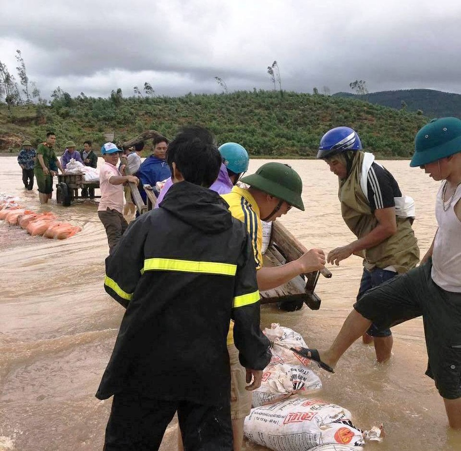 Huy động 150 người dân và phương tiện gia cố đập trong mưa lũ