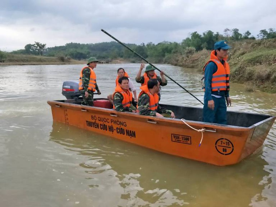 Phát hiện thi thể người dân bị lũ cuốn trôi khi bơi qua sông