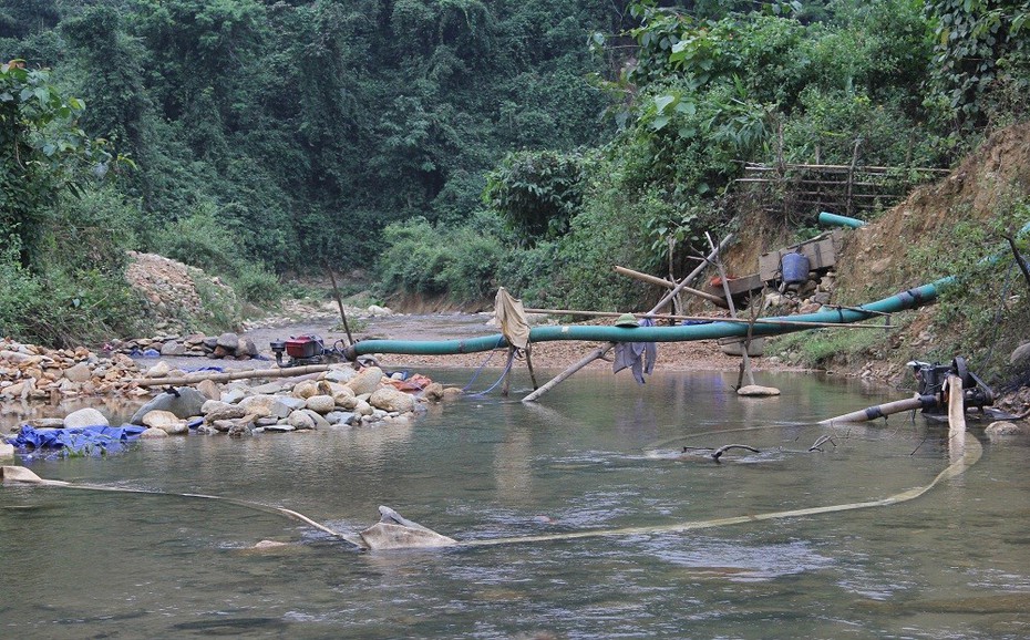 Nghệ An: Nóng tình trạng xẻ núi đào sông để khai thác vàng