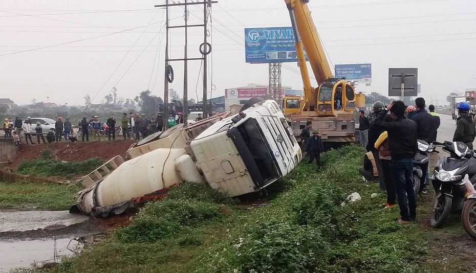 Tránh quái xế “kẹp ba”, xe chở bê tông lao xuống hồ nước