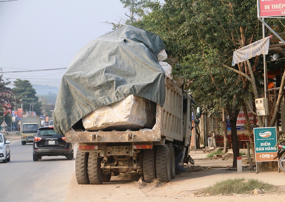 Nghệ An: Xe ben chở đá quá khổ, quá tải "vọt" lên vỉa hè, suýt đâm nhà dân