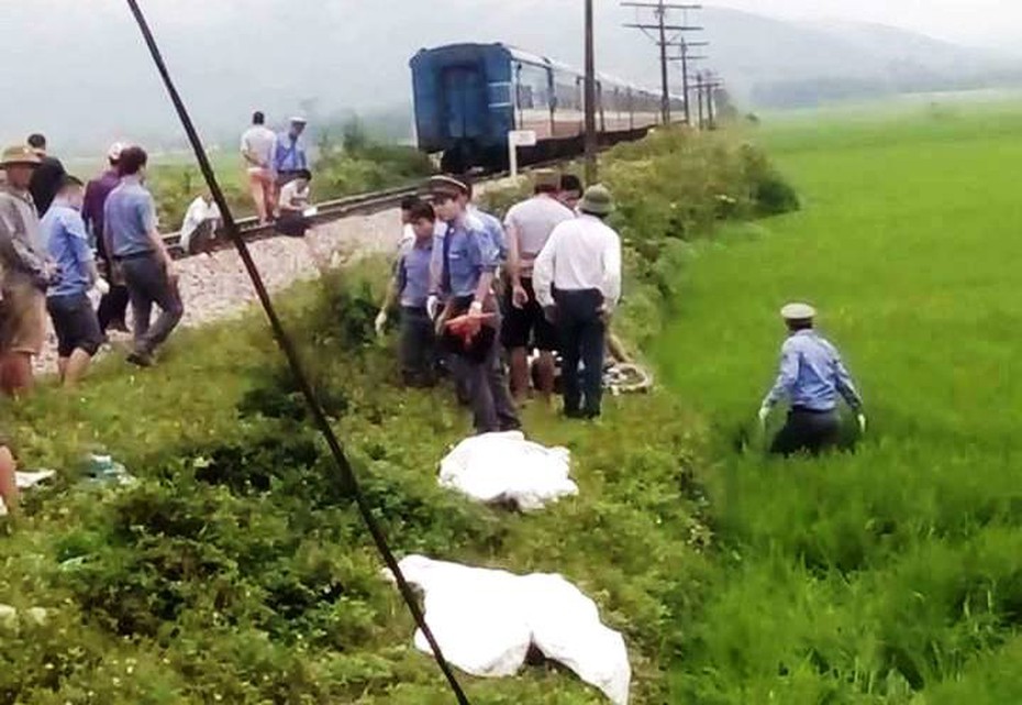 Chạy xe băng qua đường sắt, hai vợ chồng tử vong tại chỗ