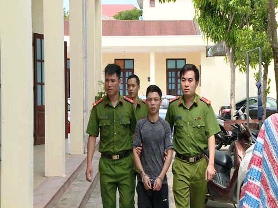 Bị vây bắt, côn đồ ném "bom xăng" vào công an để thoát thân