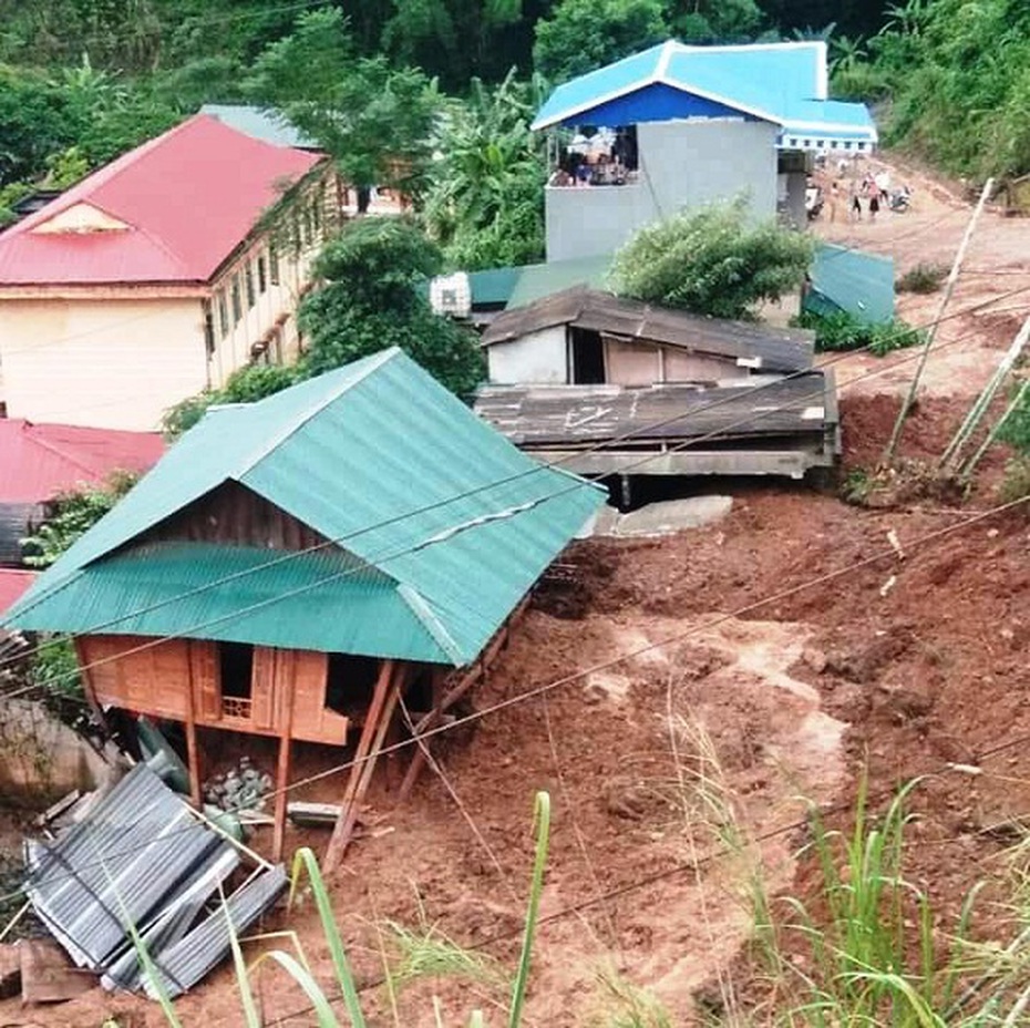 Thanh Hóa: Mưa lớn sạt lở núi gây ách tắc giao thông, nhiều ngôi nhà bị vùi lấp