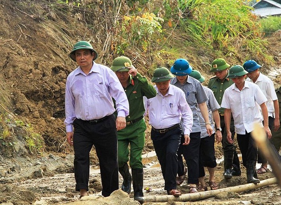 Trưởng Ban tổ chức Trung ương đi bộ vượt núi băng rừng vào thăm Mường Lát