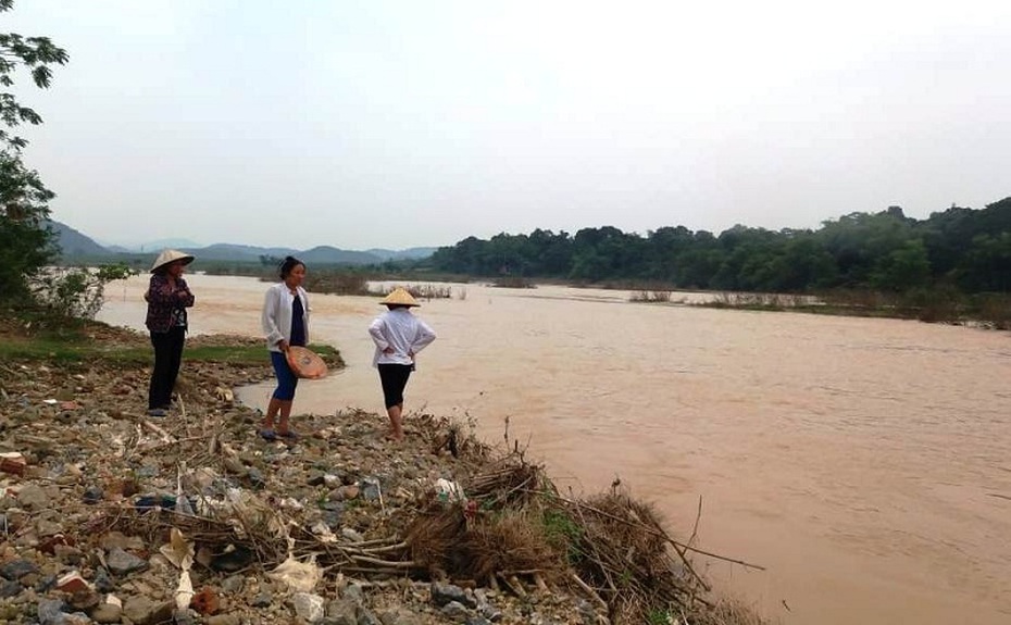 Gia đình quần thảo lòng sông tìm kiếm nghi phạm sát hại vợ rồi “mất tích”