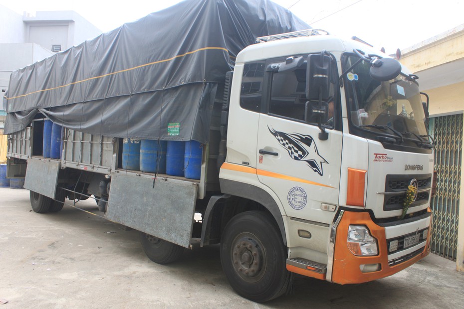 Bắt xe tải chở 854 chai rượu Macallan và Chivas lậu trị giá gần 1 tỷ đồng