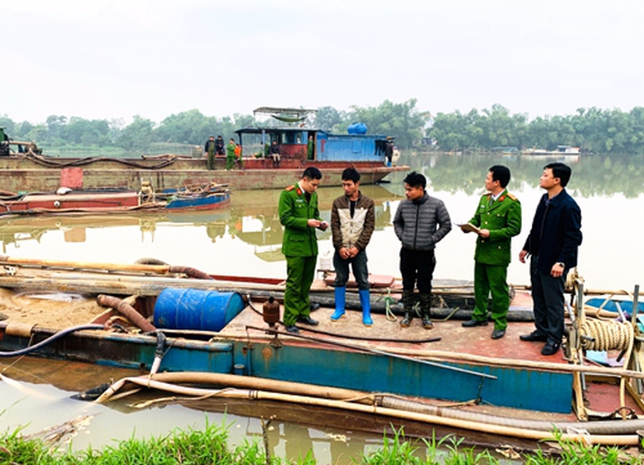 Nổ súng chỉ thiên trấn áp 2 tàu khai thác cát lậu bỏ chạy trên sông Mã