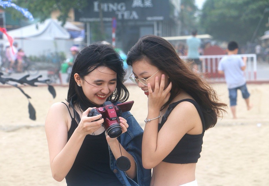 Ngắm hot girl khoe dáng chụp ảnh tại biển Sầm Sơn dịp nghỉ lễ 30/4 - 1/5