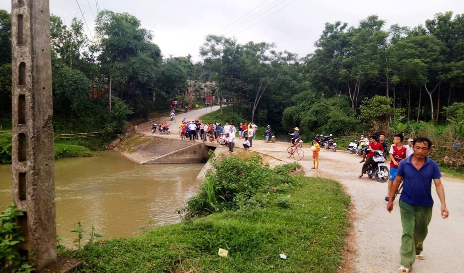 Làm rõ vụ lao xe xuống suối trong đêm, thanh niên đi bộ về nhà quên bạn chết 1 ngày dưới nước