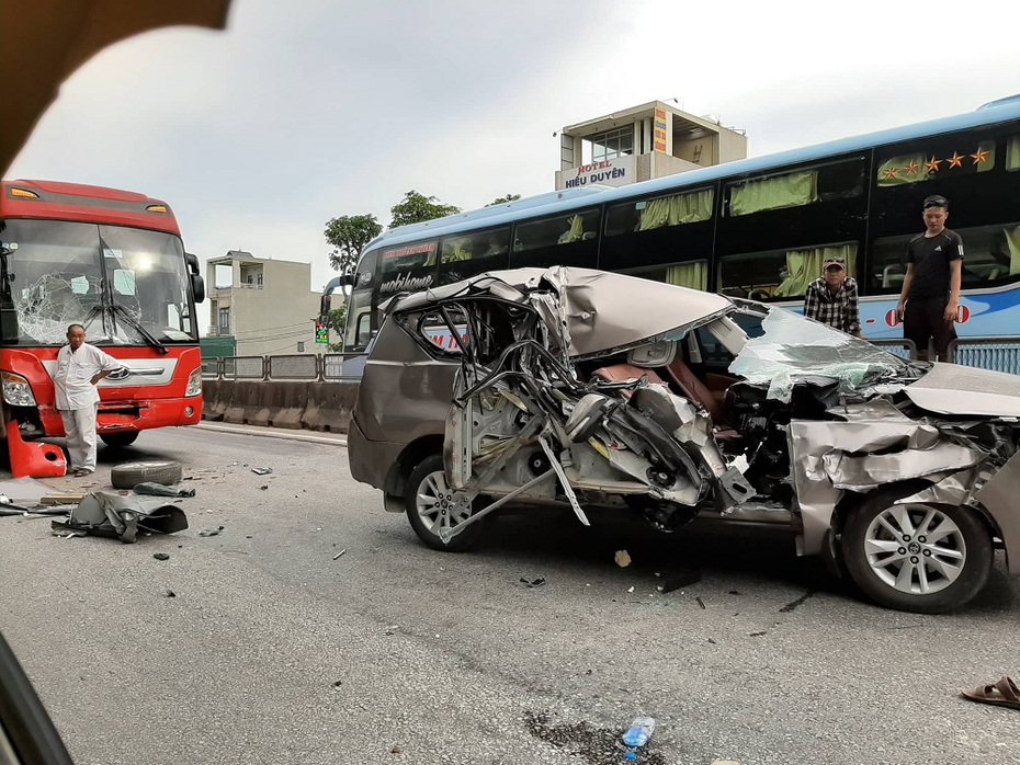 4 ô tô tông liên hoàn trên Quốc 1A, 2 người bị thương nặng