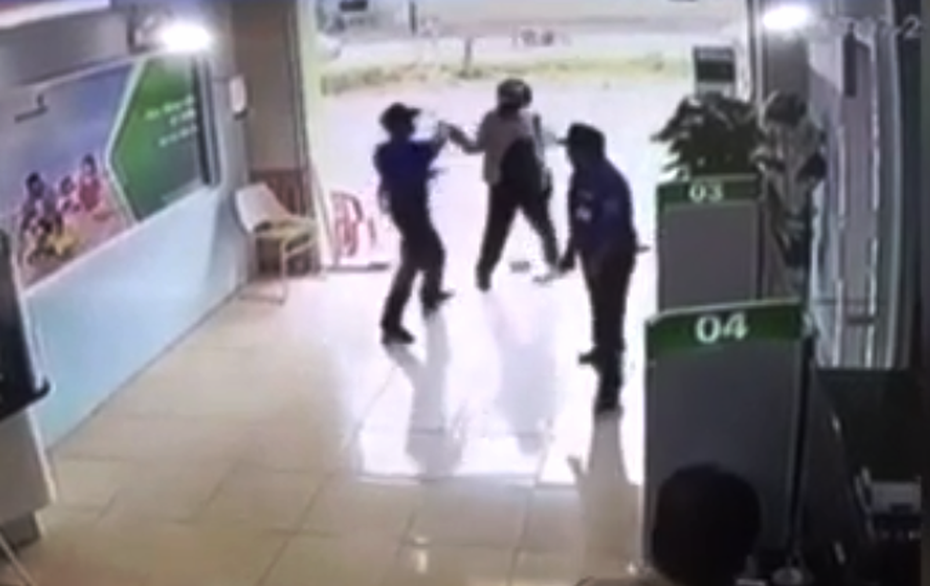 Clip: Kẻ bịt mặt dùng súng bắn bảo vệ, cướp ngân hàng Vietcombank ở Thanh Hóa
