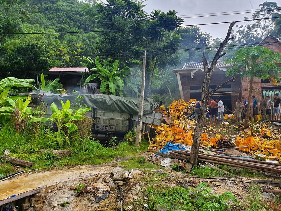 Kinh hoàng xe chở bia lao vào nhà dân khiến 2 người chết tại chỗ