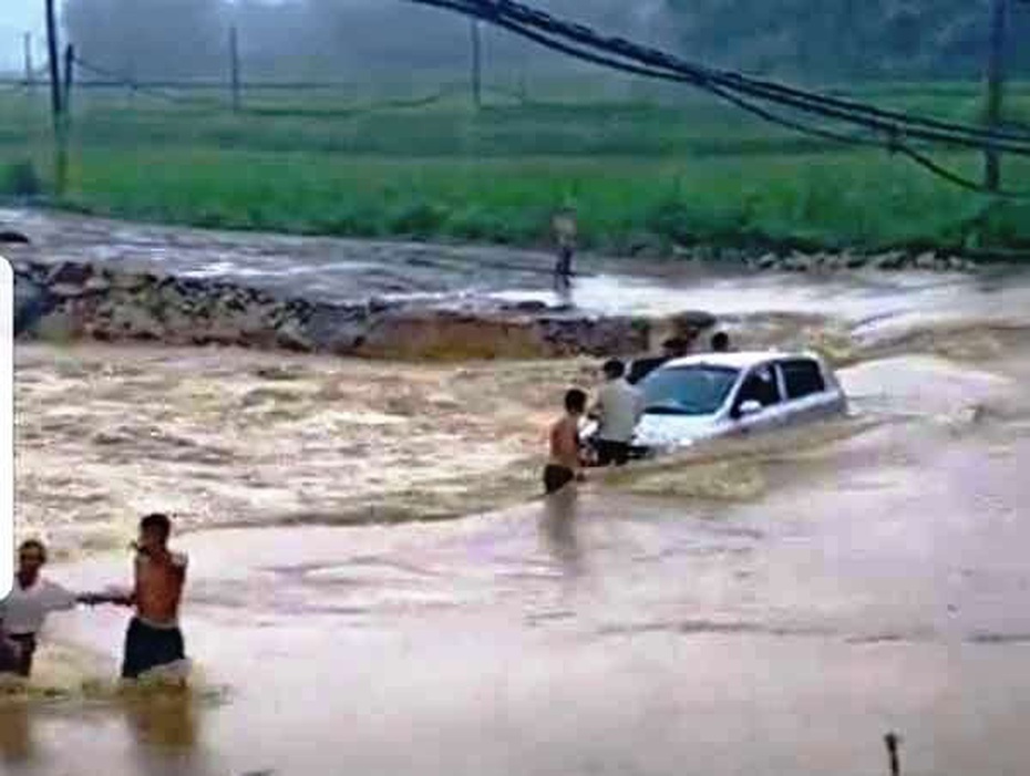 Thanh Hóa: Ô tô lao xuống sông trong đêm mưa lũ khiến 2 người mất tích