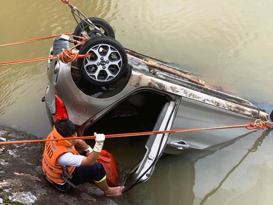 Tìm thấy thi thể cuối cùng vụ xe ô tô chở 3 người lao xuống sông ở Thanh Hóa