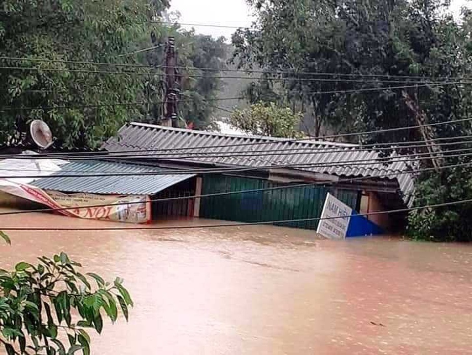 Cận cảnh vùng rốn lũ Hương Khê – Hà Tĩnh chìm ngập trong biển nước