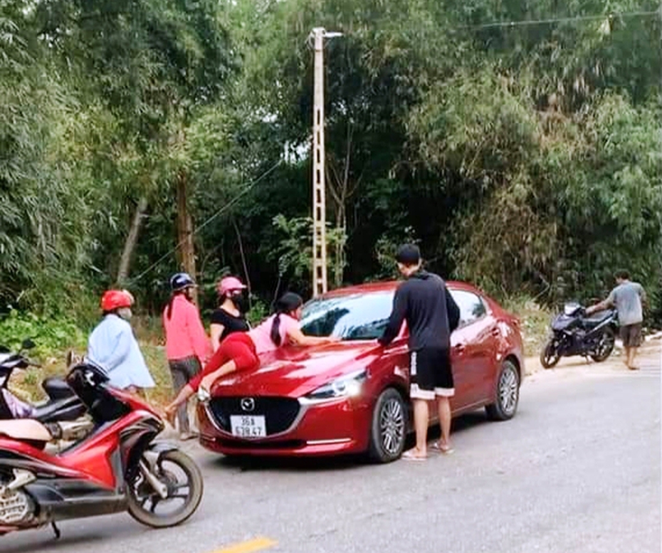 Xôn xao clip người phụ nữ nằm trên nắp ca pô, tài xế vẫn lái xe bỏ chạy