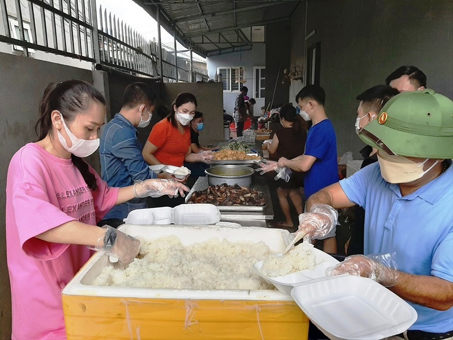 Tình người từ bếp ăn thiện nguyện và những suất cơm nghĩa tình