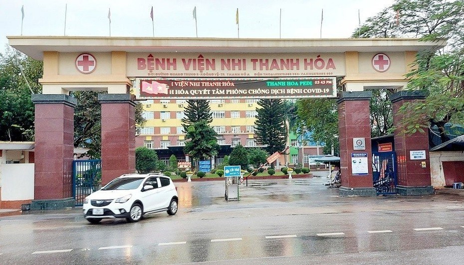 Trưởng khoa BV Nhi vi phạm thuần phong mỹ tục khi ôm eo nữ nhân viên