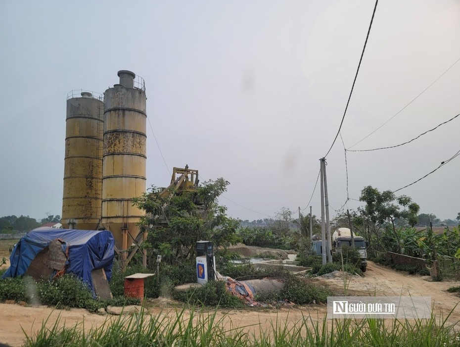 Trạm trộn bê tông, cây dầu “mọc” trên đất lúa và nhà máy gạch