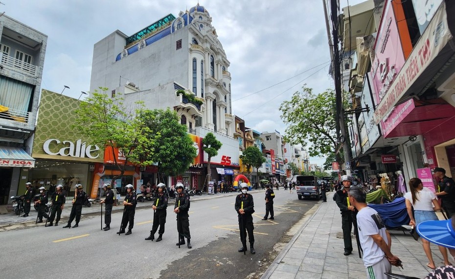 Cảnh sát cơ động chốt chặn, phong tỏa nhà “Tuấn Thần Đèn” ở Thanh Hóa