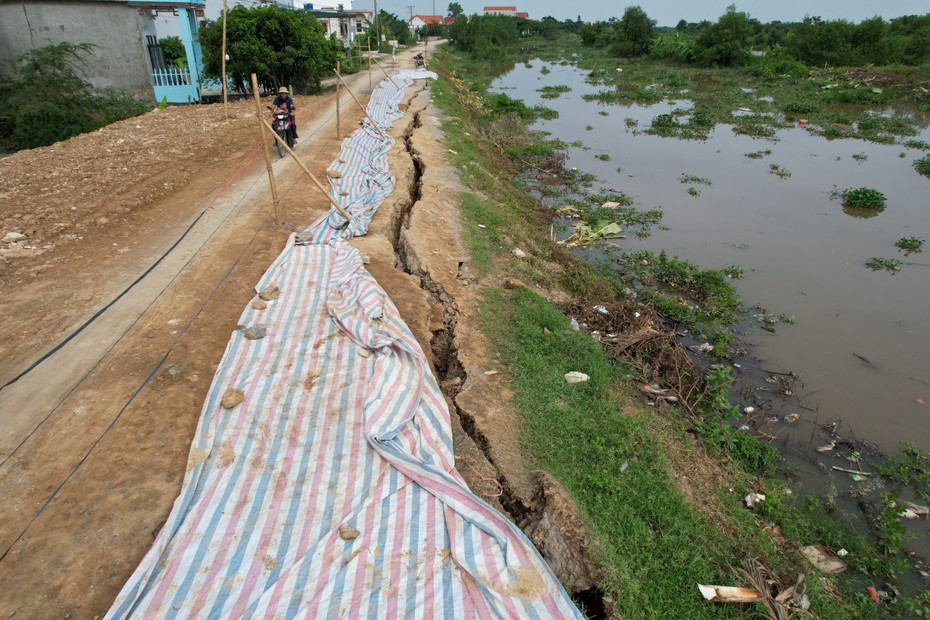 Đê Sông Càn nứt toác trước mùa mưa bão, nghìn hộ dân bất an