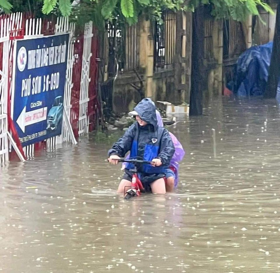 Mưa lớn thâu đêm, nhiều tuyến đường ở TP.Thanh Hóa bị ngập sâu