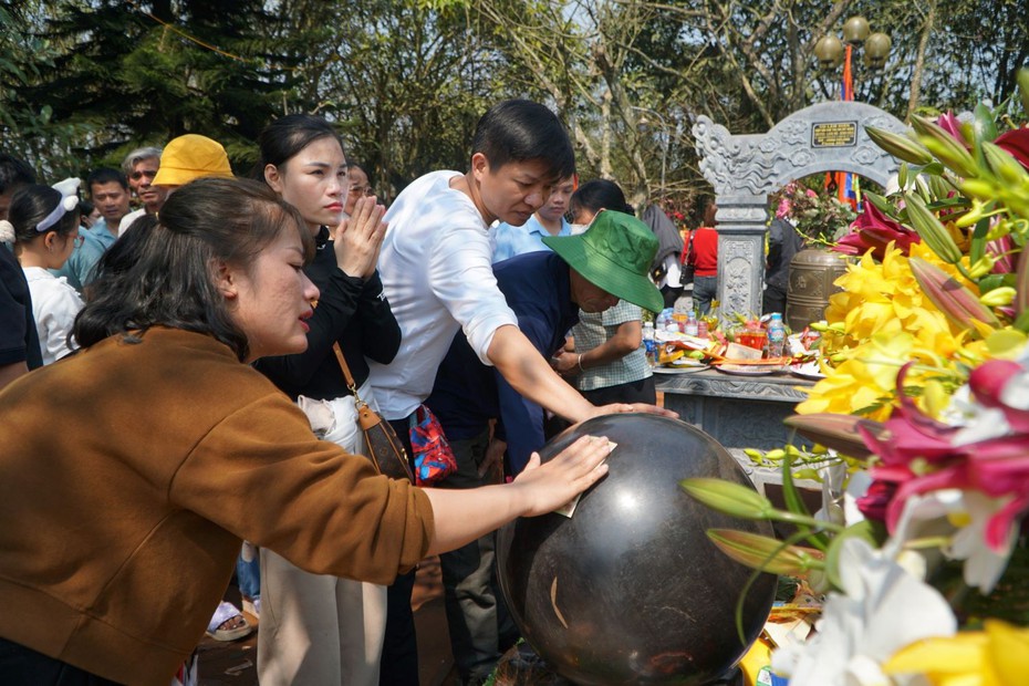 Hàng nghìn người chen chân đi quanh huyệt đạo trời đất để cầu may