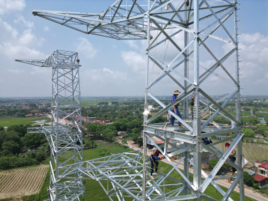 Thanh Hóa: Công nhân đội nắng thi công đường dây 500KV mạch 3