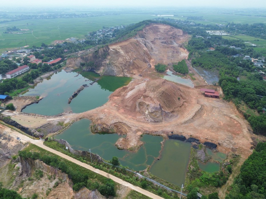 Dừng khai thác mỏ đất công ty Việt Lào nơi có “bom” nước treo trên cao