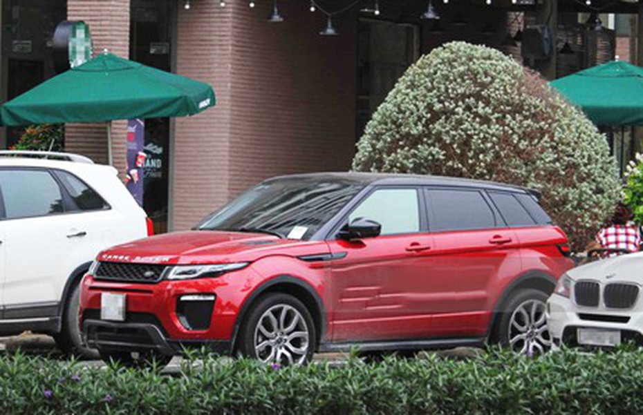 Range Rover Evoque màu đỏ của Sơn Tùng MTP giá bao nhiêu?