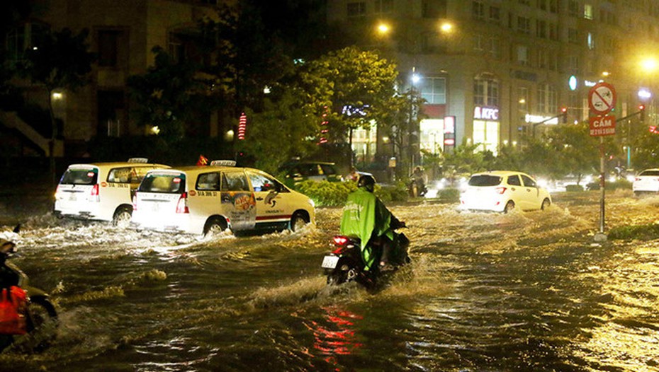 TP.HCM: Mưa lớn kéo dài, người dân chật vật di chuyển