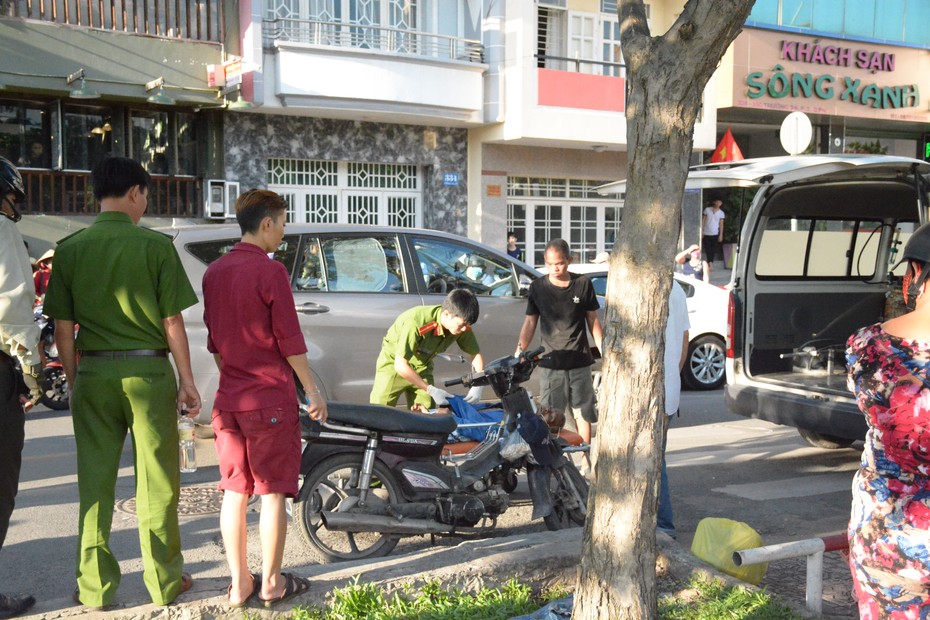 Điều tra nguyên nhân người đàn ông chết gục trên xe máy ven đường