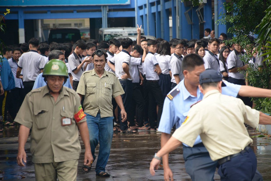 Cháy trường, hàng trăm học sinh di tản