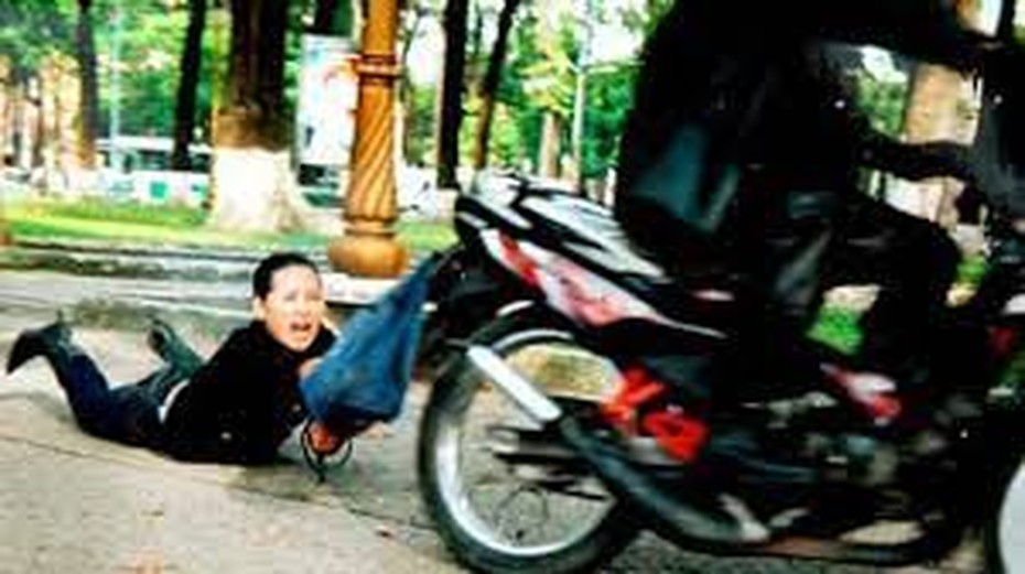 Truy tìm đối tượng đâm tài xế GrabBike cướp tài sản